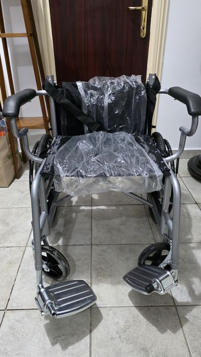 Vând scaun cu rotile