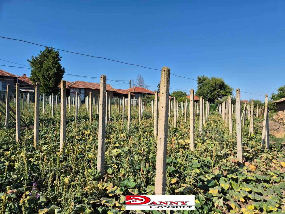 Къща с 5800 кв.м. двор в с. Климентово, обл. В.Търново