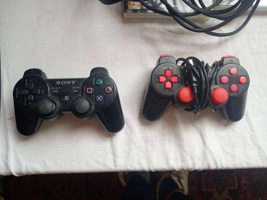 Vând PS3  5 jocuri 2 manete