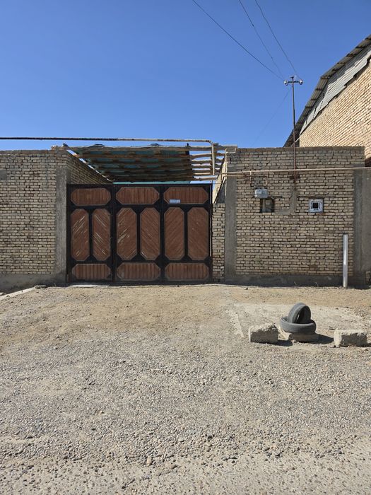 Yangi hokimyat va turistik markaz yaqinida 6 sotoxli hovli tez sotilad
