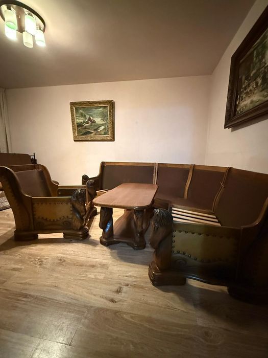 Canapea, fotoliu, masa de lemn. Fara perne, pot fi comandate separat