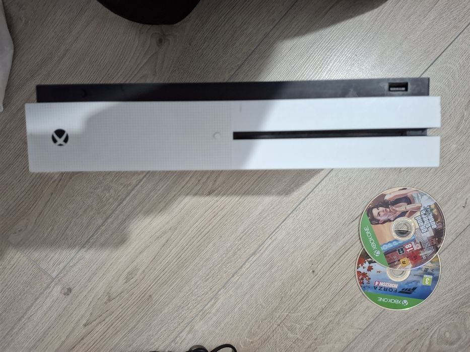 Vând consola xbox One s