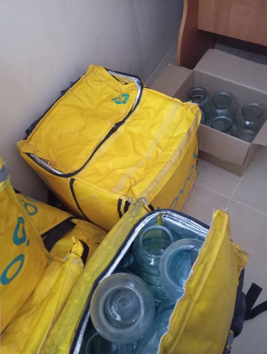 Продам 2 л банки целые