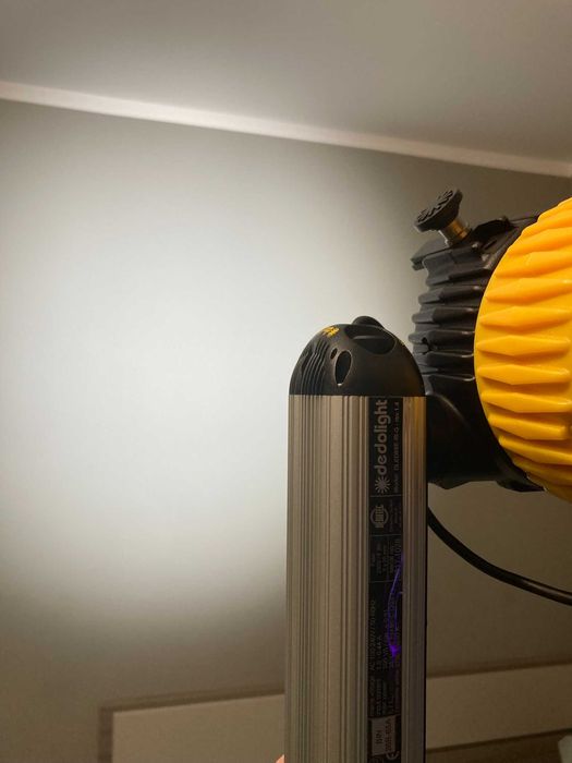 Reflector profesional Dedolight DLED9SE-BI cu balast incorporat