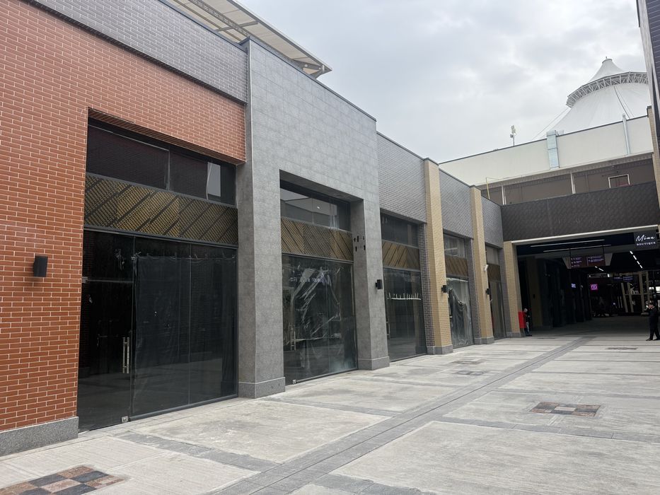 Помешение под магазин бутик офис ( высота потолков 6 метров)