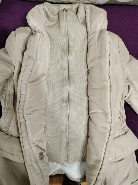 Vând Geaca Dior aproape nouă.