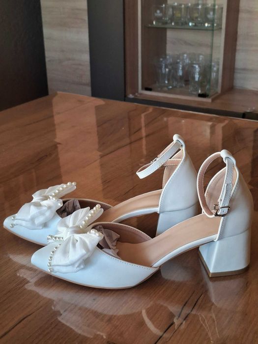 Дамски високи бели обувки