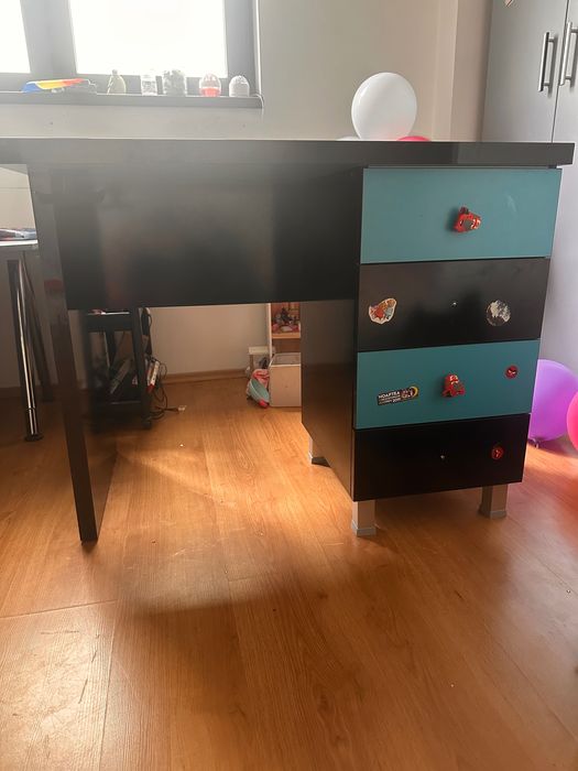 Birou cu spatiu de depozitare