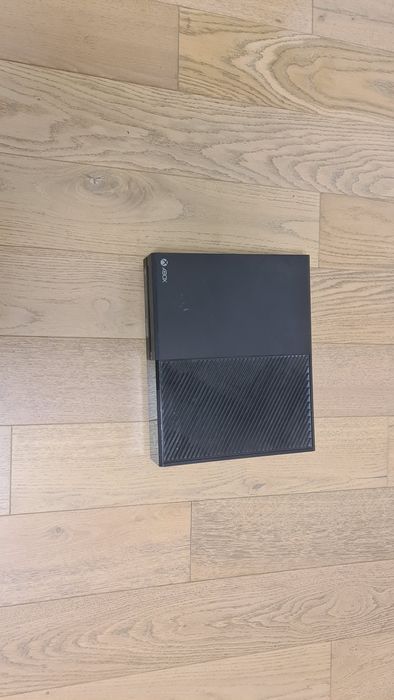 Vând Xbox one 500 Gb