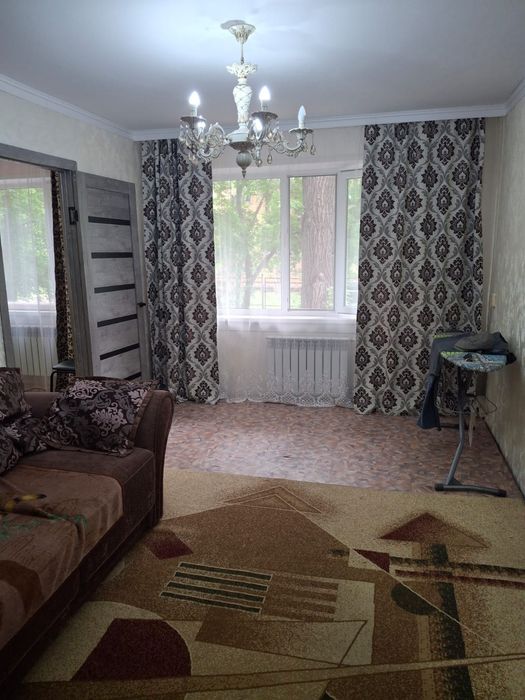 Продам 2-ком. квартиру в 12 мкр возле рынка Горняк