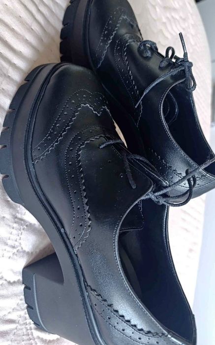 Pantofi cu toc gros noi