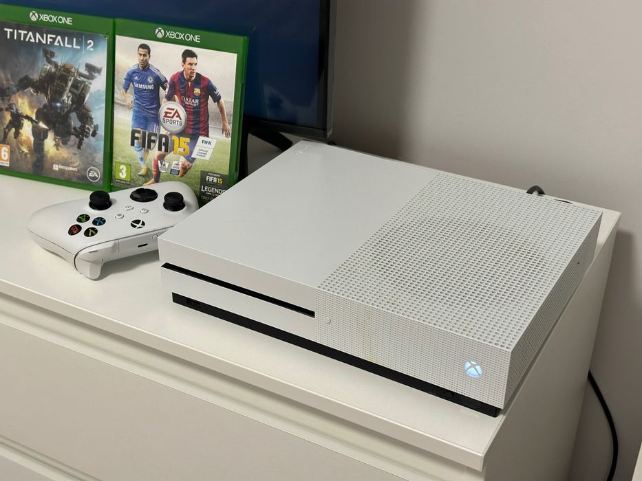 Xbox One S 1TB + 2 games