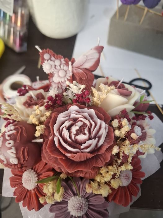 Lumânare artizanală tip buchet – cadou special
Buchet decorativ realiz