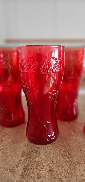 Червени чаши Coca Cola