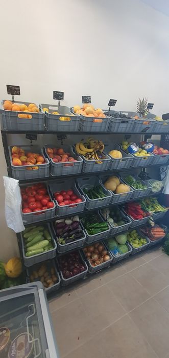 Търговско оборудване за хранителен магазин - стелажи, кошници, колички