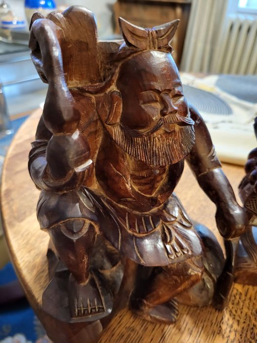 Ръчноизработени фигури от махагон