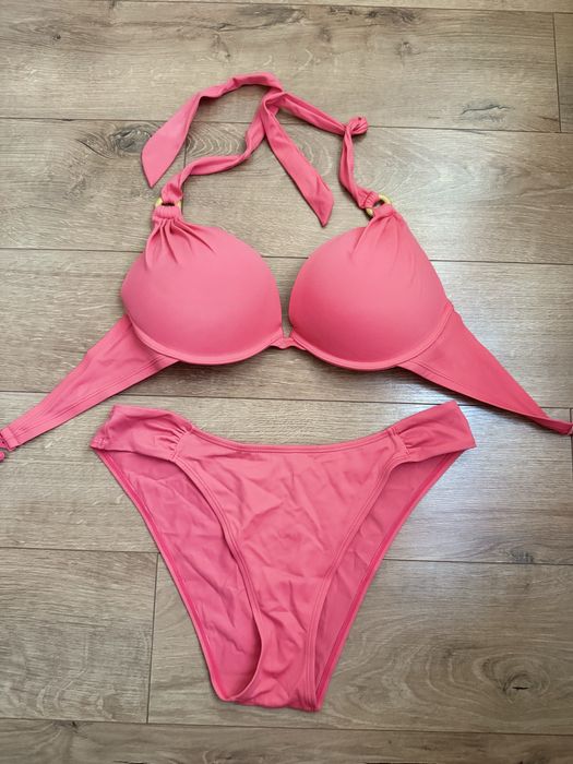 Бански - цвят корал с повдигащ ефект