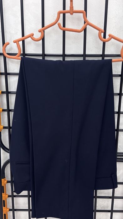 Темно синий костюм