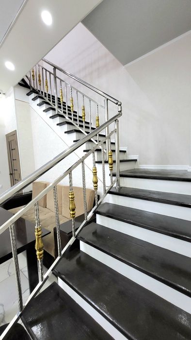 Урганч шахри марказида 2 каватли дукон келишилган нархда сотилади