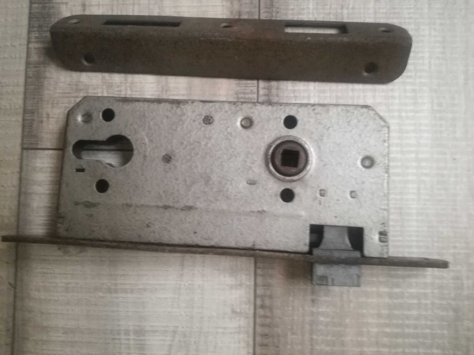 Продавам българска брава за входна врата-Метал