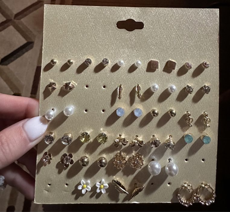 Обеци, бижута