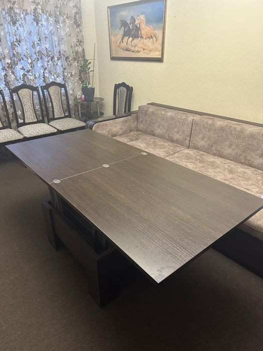 Раздвижной стол со стульями