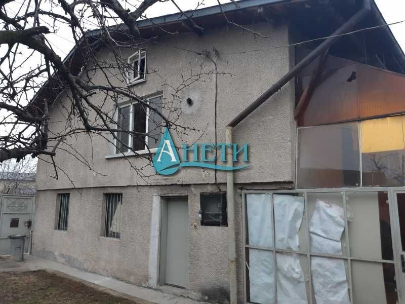 Две къщи 146м2 с гараж в общ двор 257м2 в кв.Христо Ботев, подходящи за две фамилии. Обща цена 149900 евро.