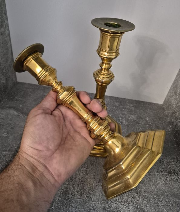 Pereche două sfeșnice vechi din bronz, 22cm, fabricate in Marea Britanie in anii 1970.