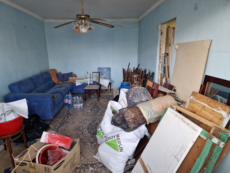 Donez lemne de foc: mobila, usi si tot ce se vede in poze