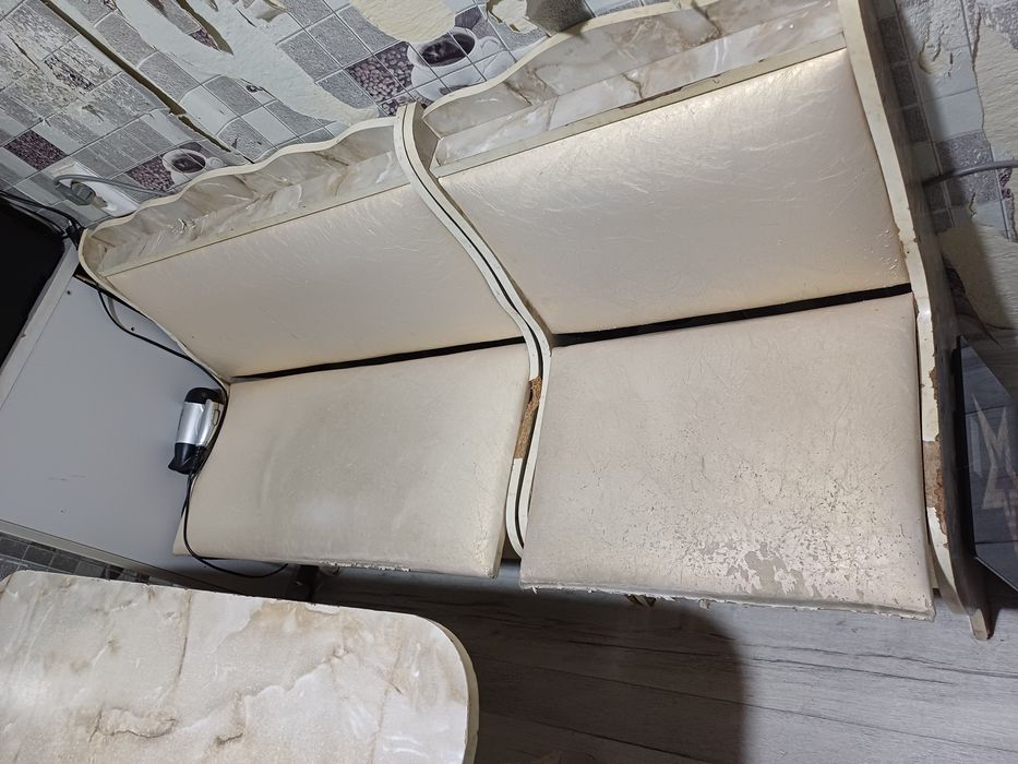 Кухонный стол и банкетка