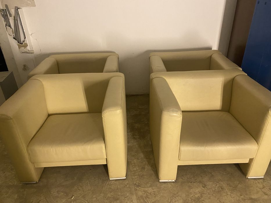 Кожанные кресла..