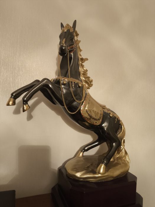 Лошадь статуя конь