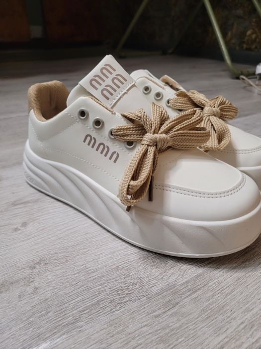 Стильные новые кроссовки