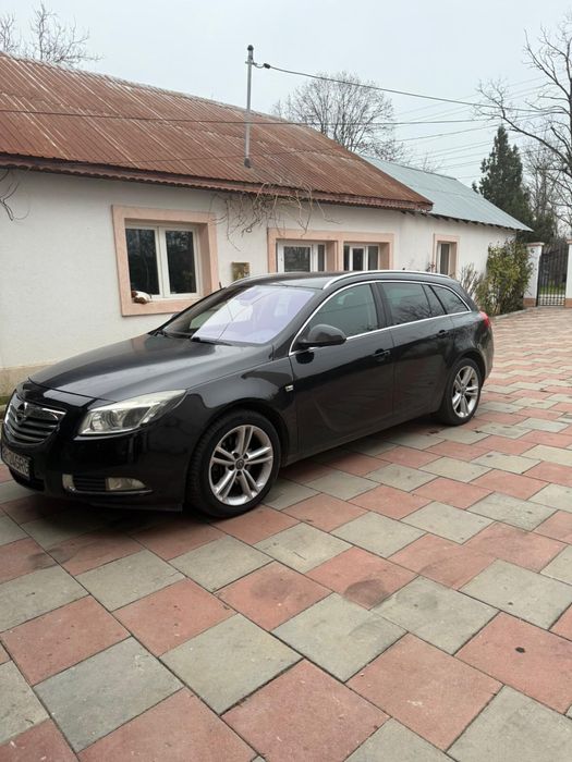 Opel Insignia 2010 2.0 L benzina turbo 4 x 4 xenon  stare foarte buna