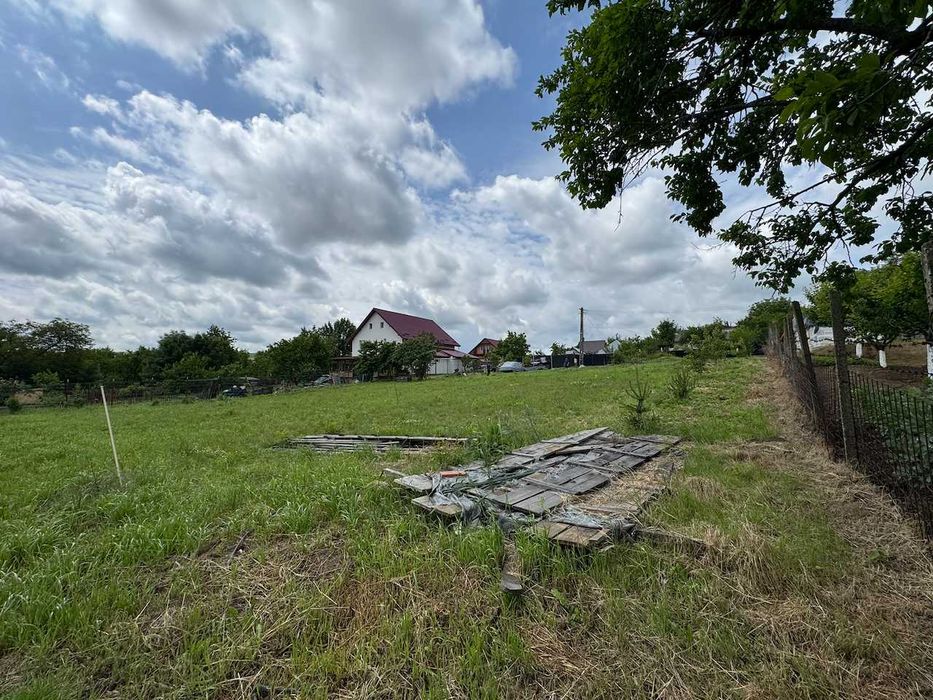 Teren 1797 mp în Dobrovăț (Ruși) – la pădure, cu investiții deja făcute