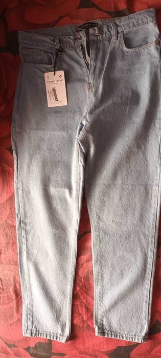 Чисто ново с етикет дамско дънки размер М