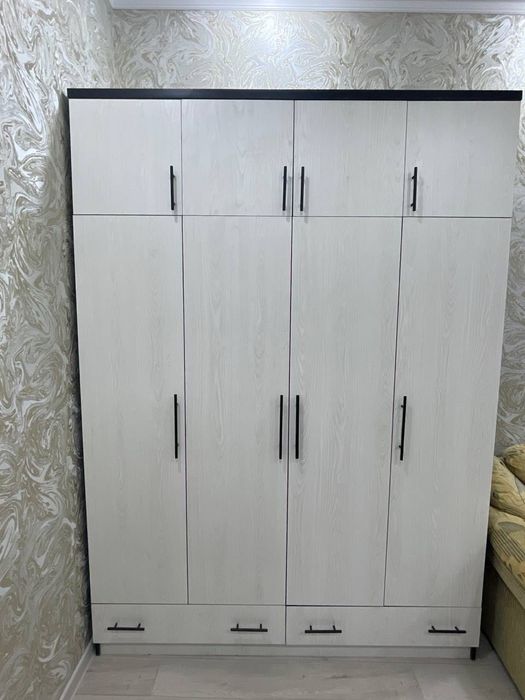 Продаётся вместительный распашной шкаф