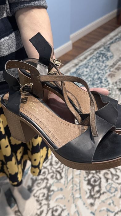 Продам босоножки на каблуке