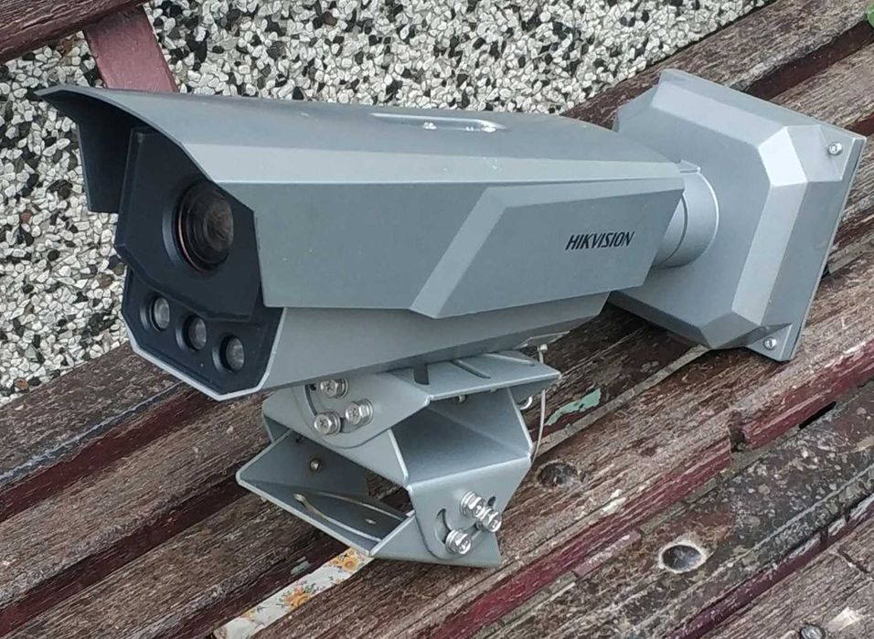 Hikvision камера за видеонаблюдение и засичане на номерата на МПС