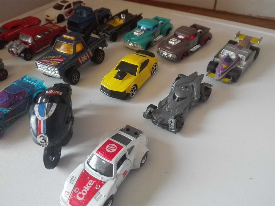 Динозаври , метални колички и професионален термометър за мляко.