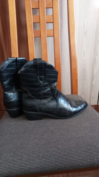 Сапожки чёрные и белые.