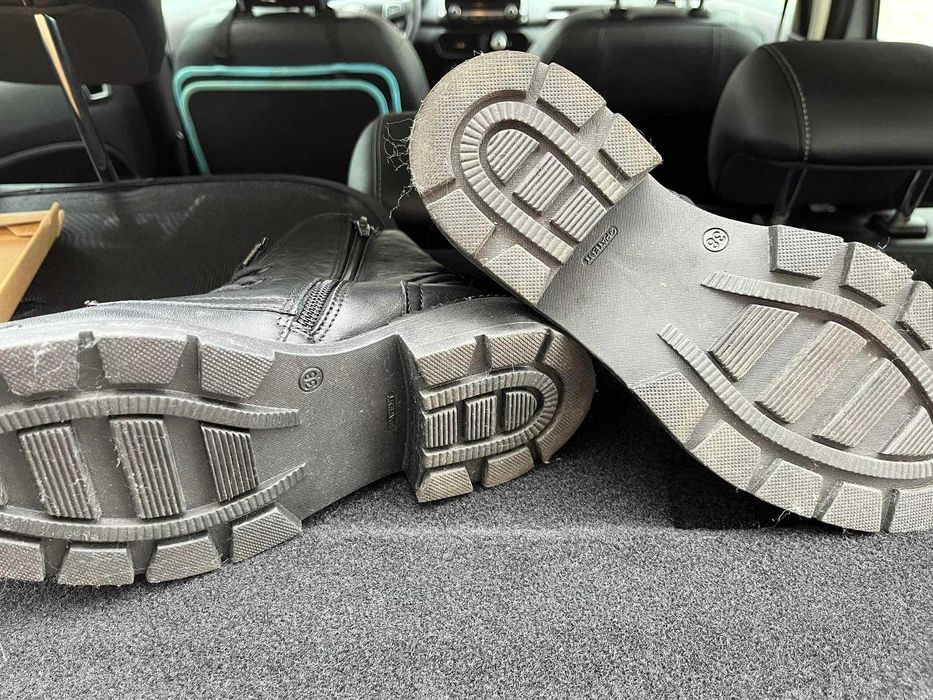 Дамски боти от естествена кожа.