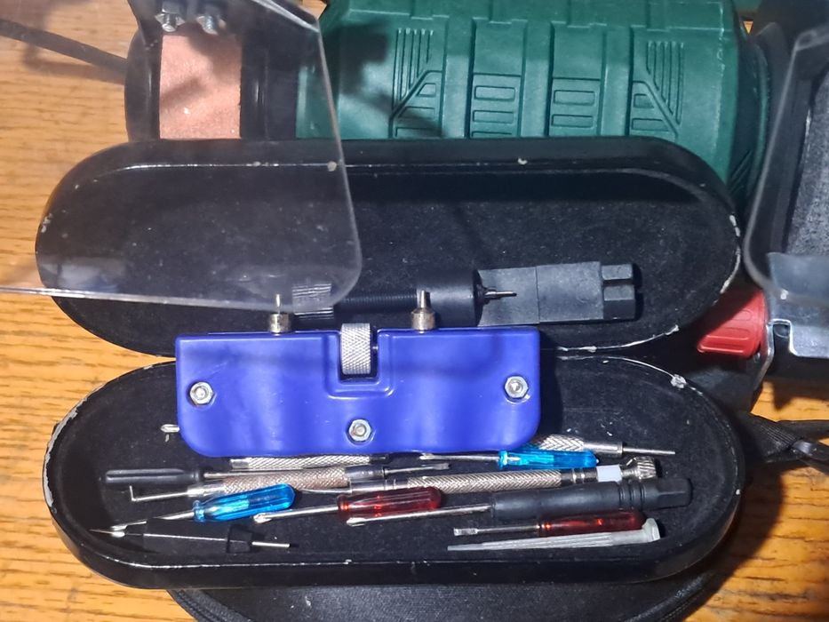Сет за часовникари (в черната кутия със синия апарат):
​Син инструмент