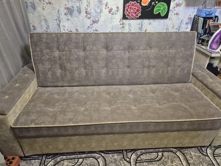 Диван продаётся. Кошек в доме не и собак тоже.