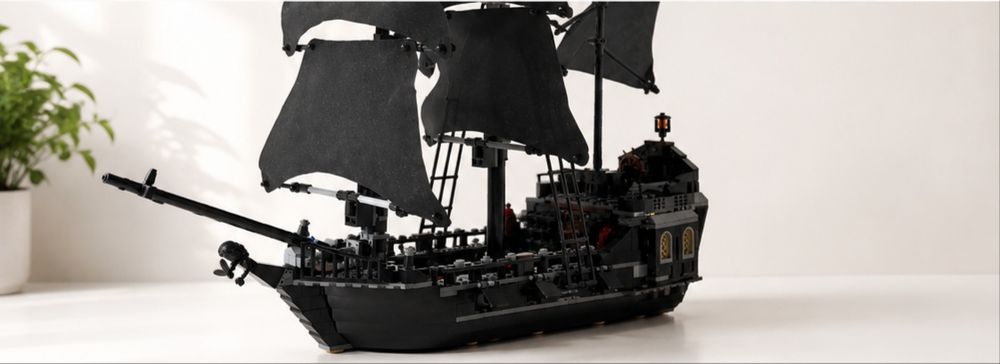 Конструктор корабль из Lego.