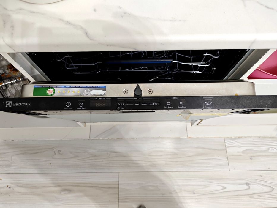 Встраиваямая посудомоечная машина Electrolux