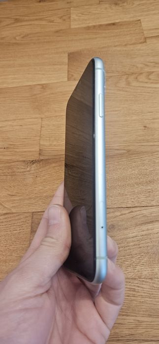 Продавам IPhone 11  64 Gb