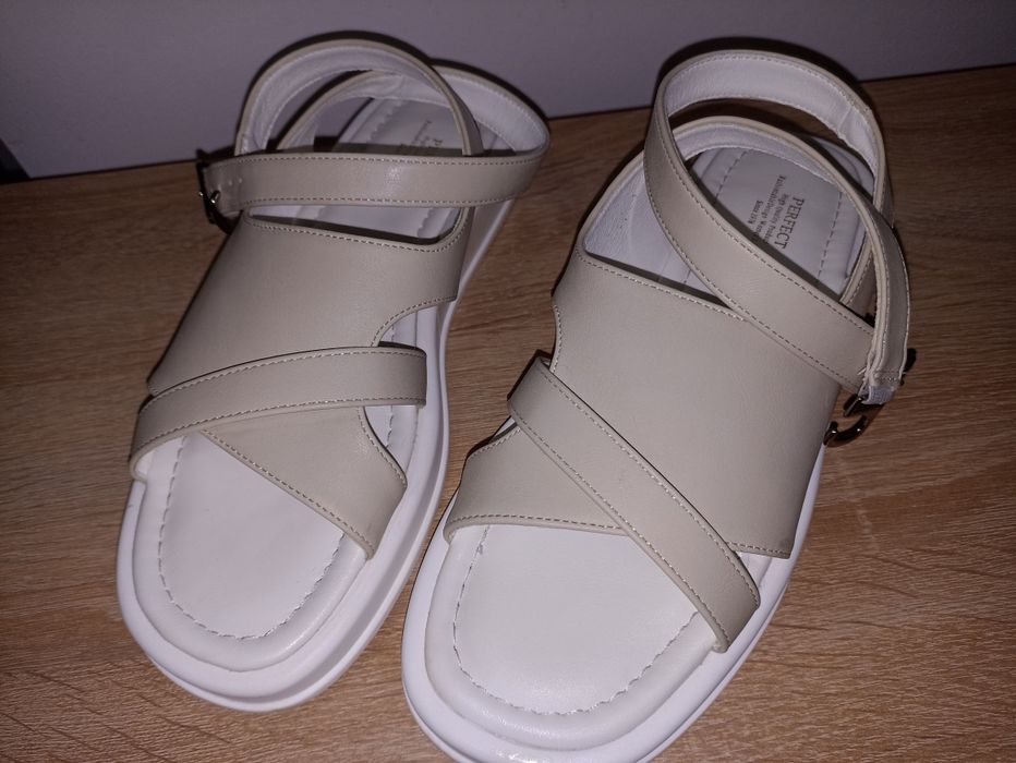 Продам босоножки новые