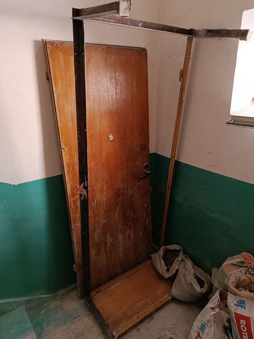 Продам входную металлическую дверь (обшитая деревом ) Б/У 210×90 см