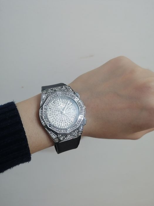 Ayollar uchun Kumush soat